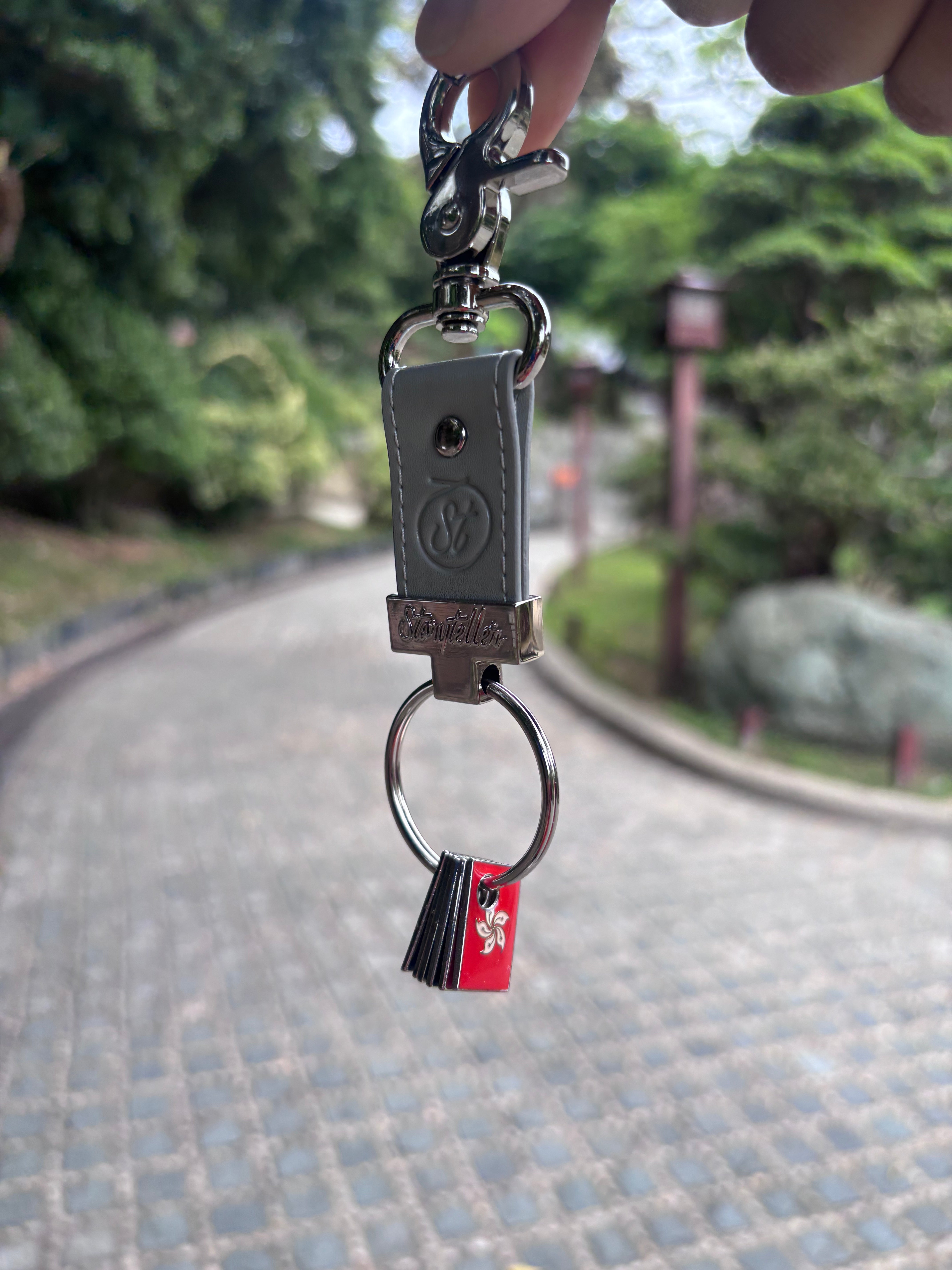 The Storyteller FlagMate® Beige (Limited Edition) | Collectible Keepsake Keyring